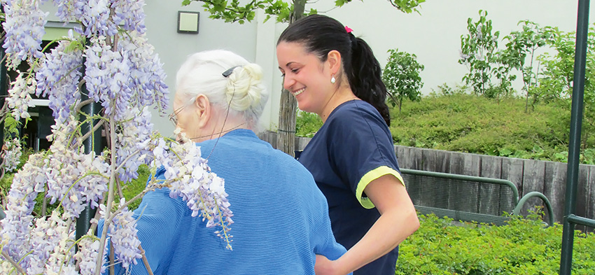 Une aide-soignante accompagne une Résidente. La maison du Lendehof, maison de retraite médicalisée à Truchtersheim Strasbourg