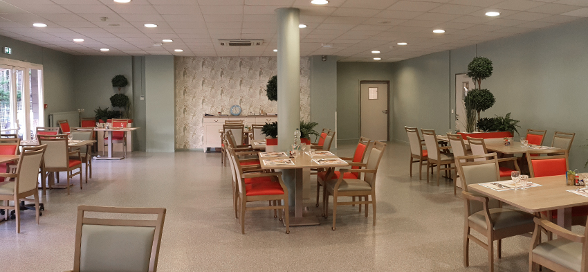 La salle de repas est un espace vaste et agréable, à la maison du Grand Chêne, maison de retraite médicalisée privée à Combs la ville.