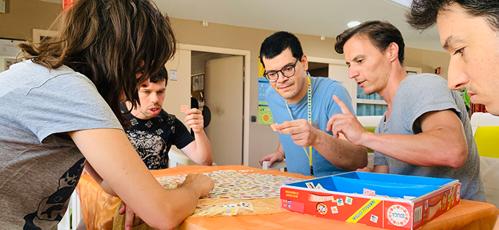 Partie de jeux de société entre Résidents handicapés à la Maison du Parc au Cyprès - Foyer de Vie à Villelaure Vaucluse 84.