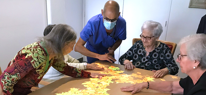 Des Résidents jouent ensemble avec un professionnel à la maison des Merisiers maison de retraite médicalisée à Morsang-sur-Orge Villemoisson Savigny Grigny Fleury