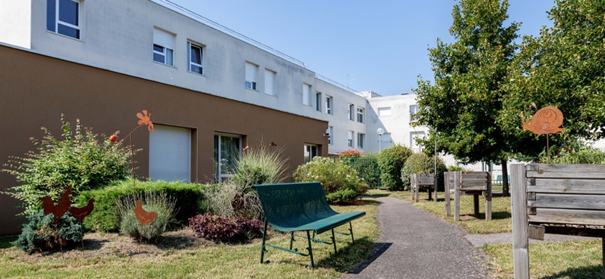 Le jardin de l'Ehpad la maison de l'Amandier, maison de retraite médicalisée à Saint Marcel Chalon sur Saône 71 .