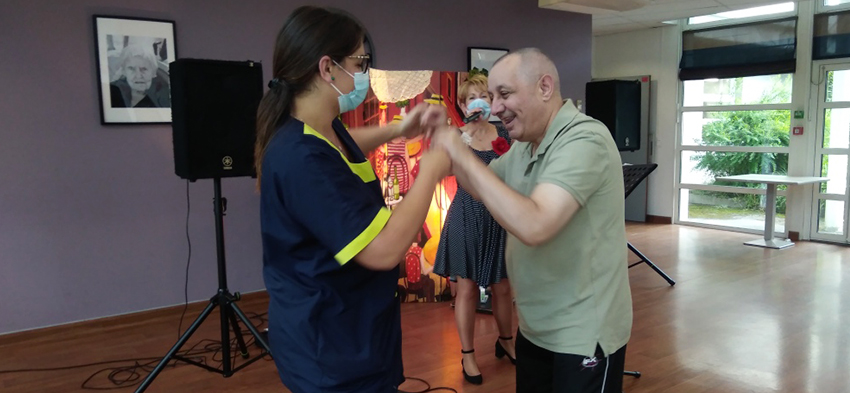 Une professionnelle fait danser un Résident à la maison des Vignes, maison de retraite médicalisée à Malzéville Nancy