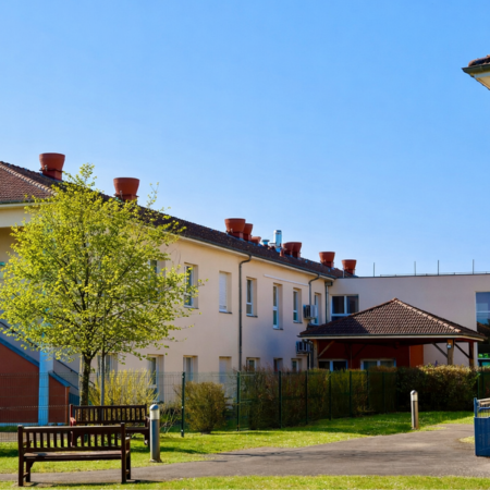 Allée extérieure avec banc à l’EHPAD La Maison des Mirabelliers à Lexy 54