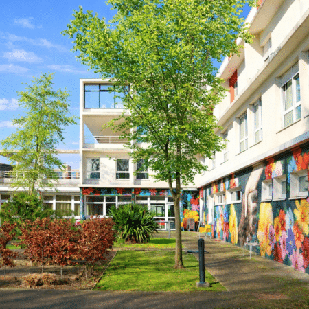 Cour intérieure avec fresque florale dans l’EHPAD La Maison de la Vallée des Fleurs à Stains 93