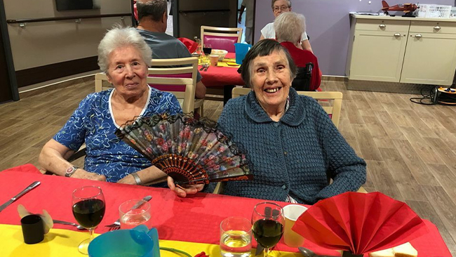 Deux Résidentes d'Ehpad pendant un repas espagnol.