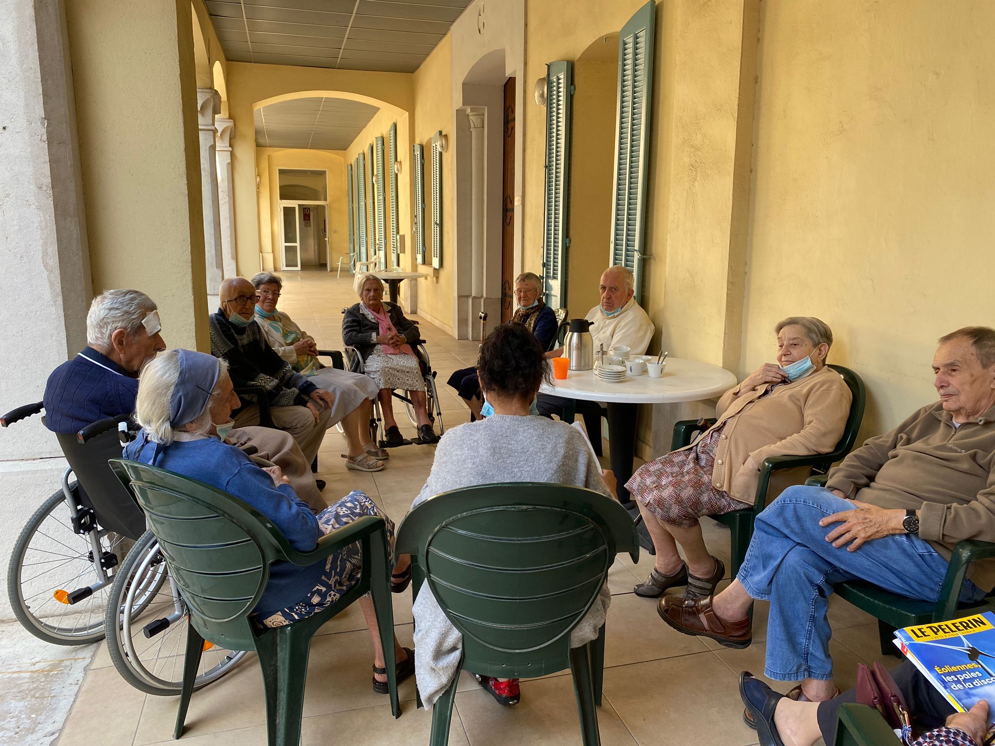 Des Résidents se retrouvent pour échanger à la maison des Oliviers de Jeanne, Résidence pour personnes âgées à Toulon 83