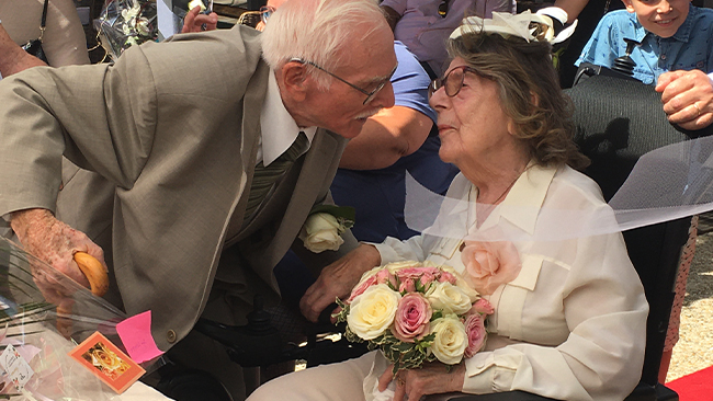 Couple de Résidents renouvelant leurs voeux après 70 ans de mariage à l'Ehpad La Maison des Merisiers situé à Morsang-sur-Orge, 91