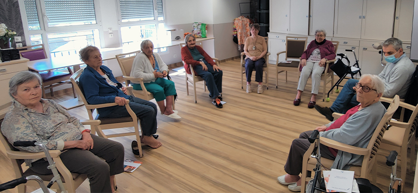Photo de Résidents en animation collective à la maison de l'Églantier, Résidence personnes âgées à Bondy 93.