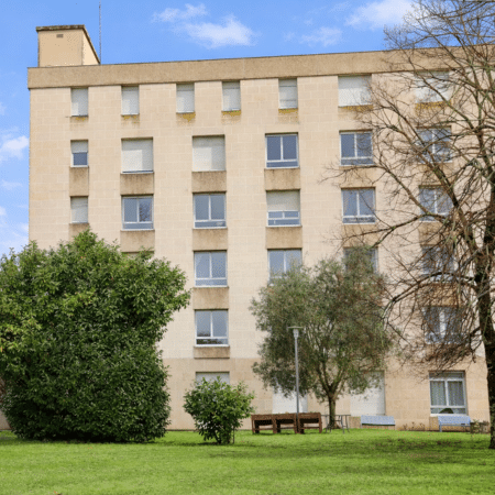 Bâtiment de l’EHPAD La Maison des Pensées de Jeanne vu depuis le jardin à Saintes 17